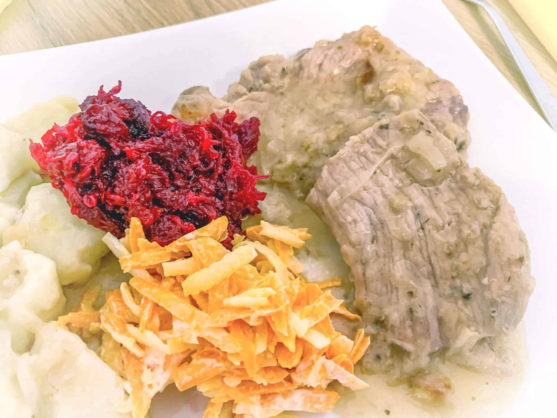 Bitki wieprzowe z kopytkami i buraczkami