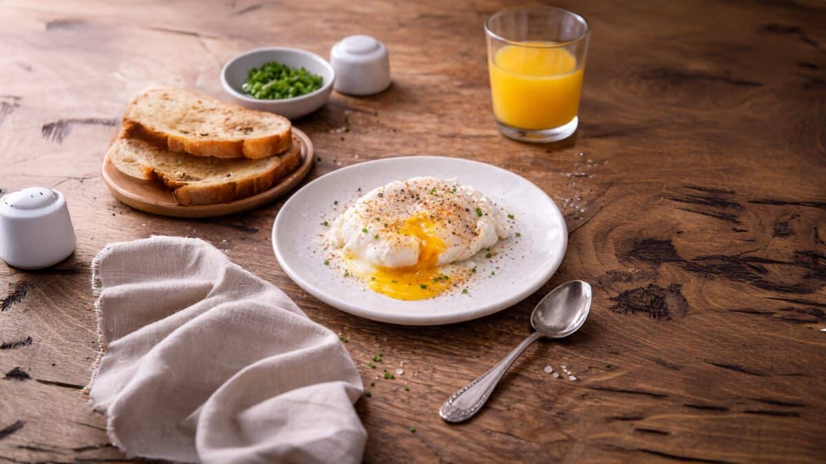 Eleganckie śniadanie: jajka po wiedeńsku w szklance serwowane z grzankami i kawą.