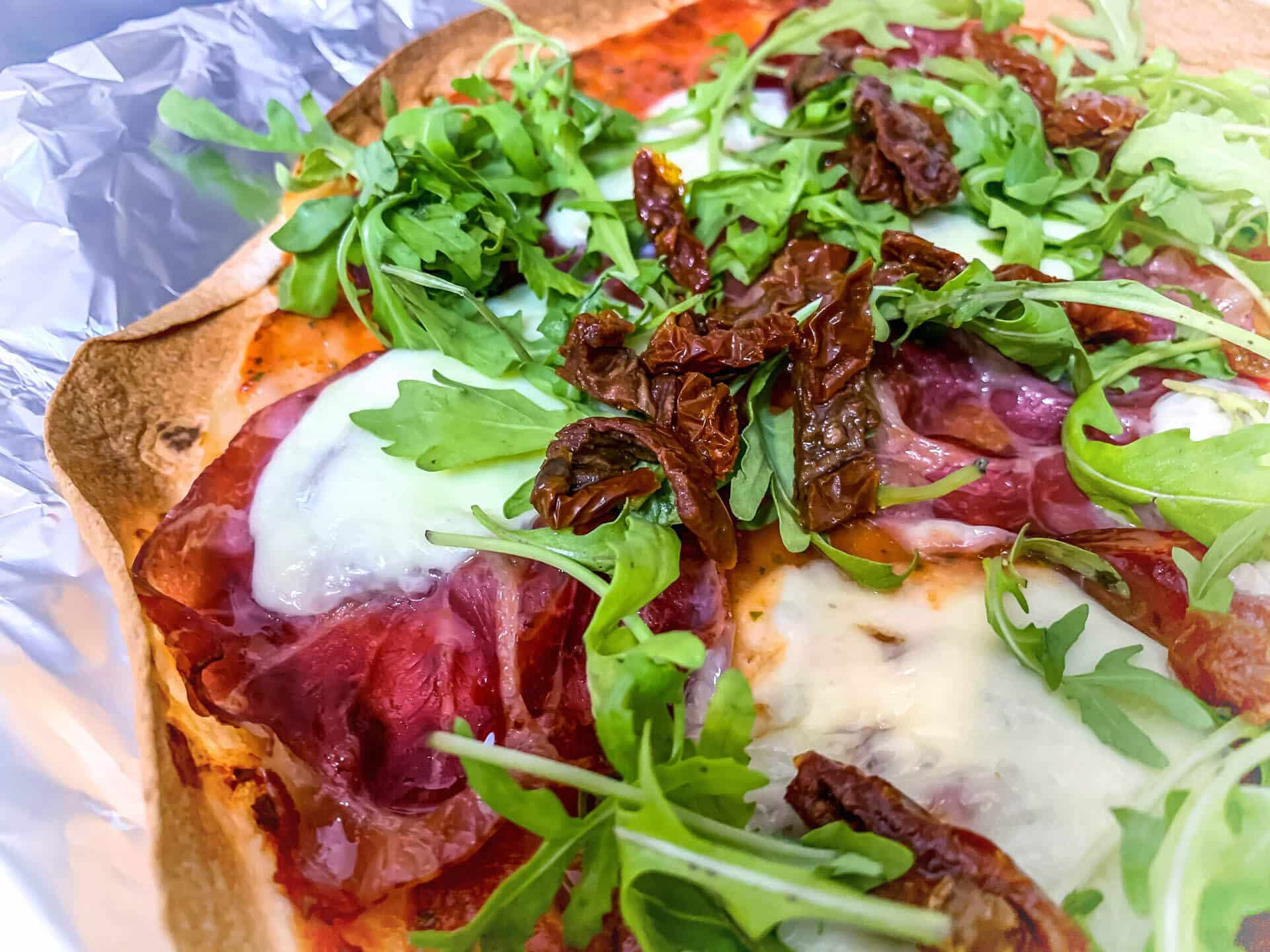 Pizza z włoską szynką