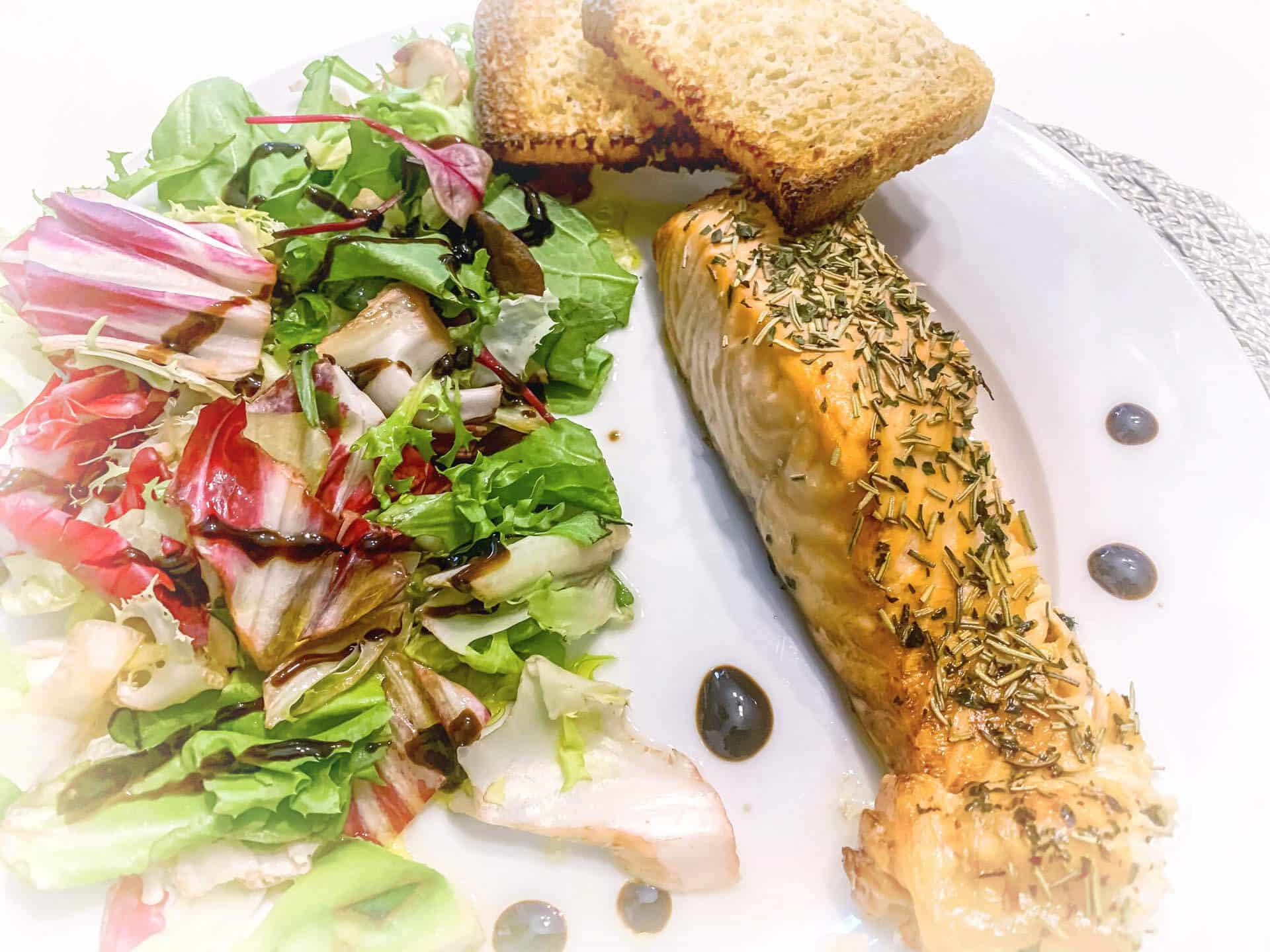 Pieczony łosoś z sałatką