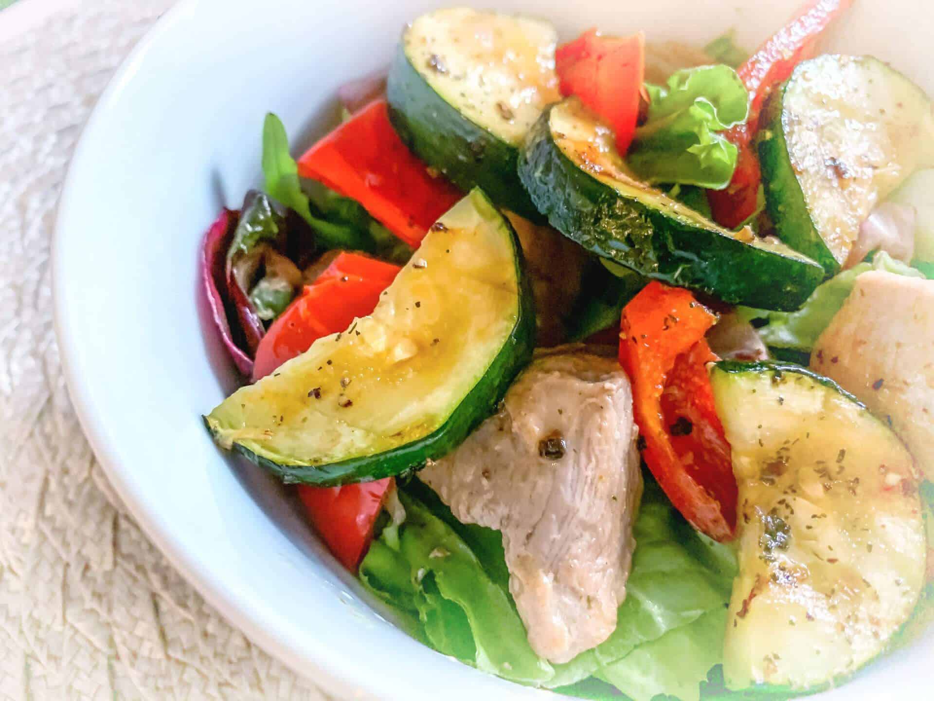 Sałatka z cielęciną i grillowaną papryką