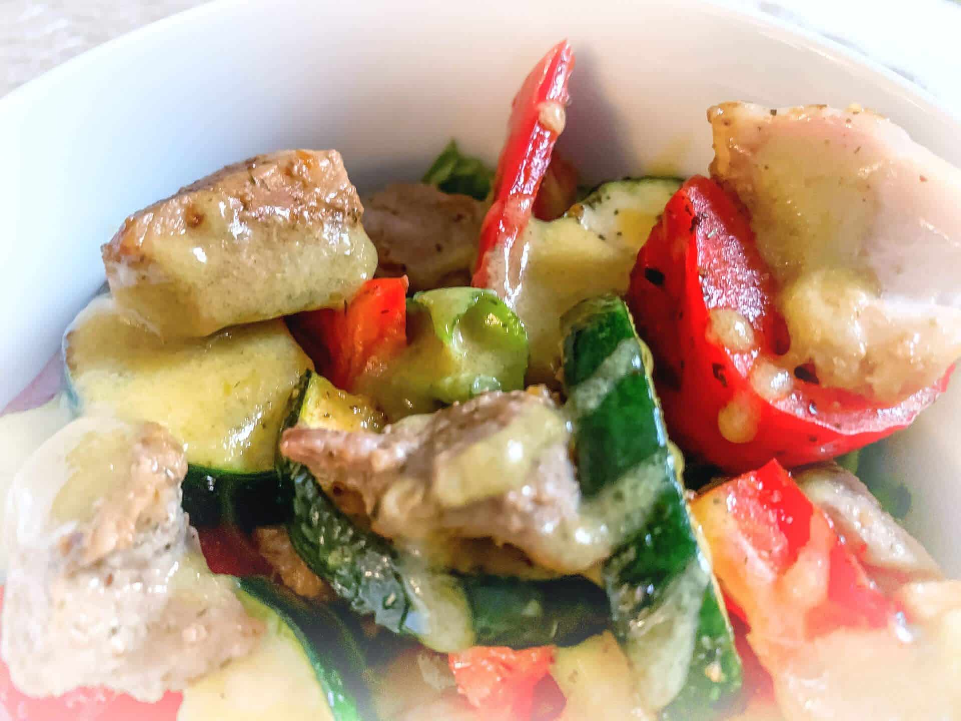 Sałatka z cielęciną i grillowaną paprykąSałatka z cielęciną i grillowaną papryką