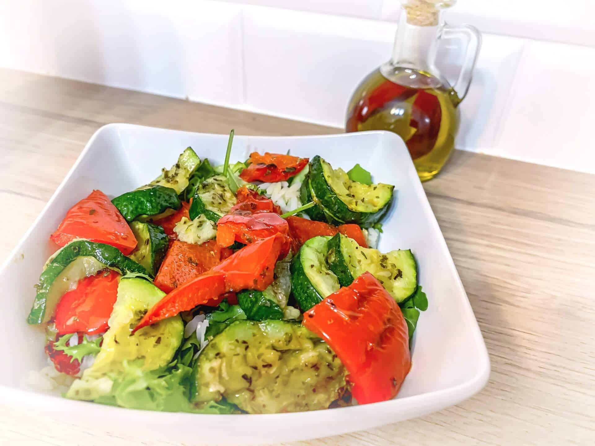 Sałatka z grillowaną papryką i cukinią 1 Sałatka z grillowaną papryką i cukinią