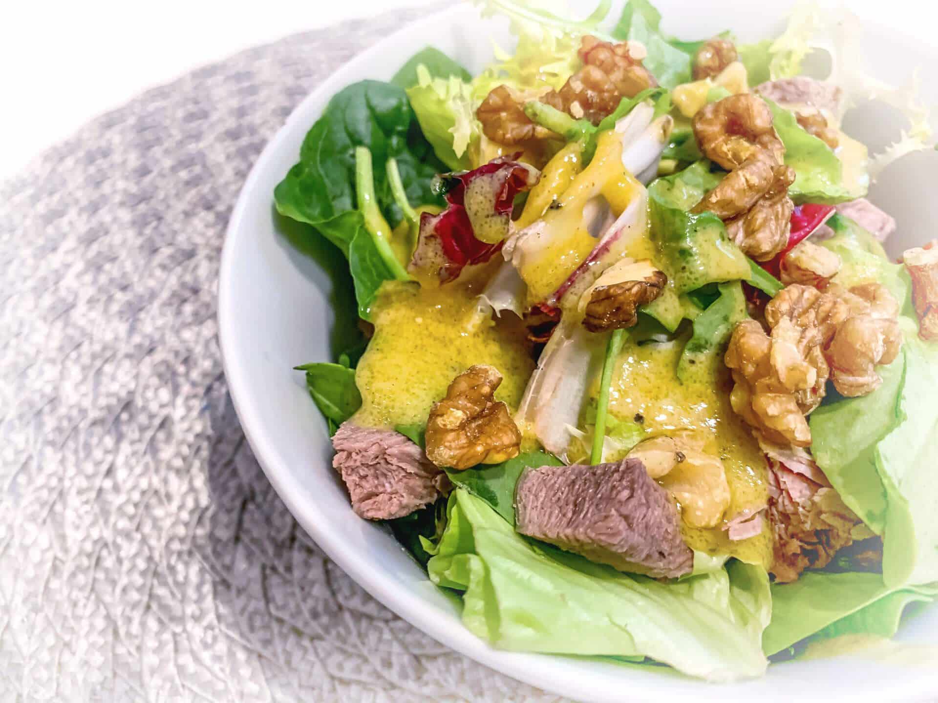 Sałatka z wołowiną i sosem musztardowym