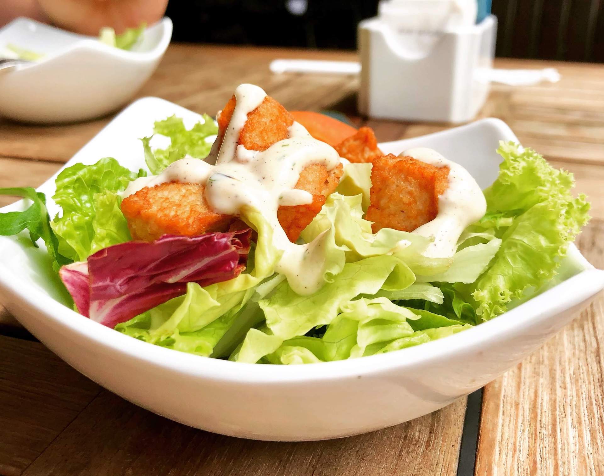 Sałatka z panierowanym serem halloumi