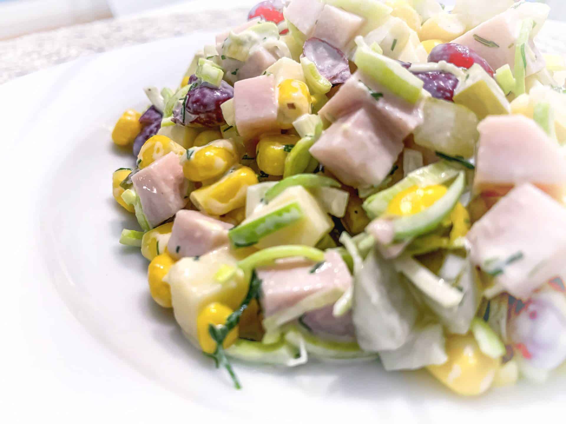 Sałatka z szynką i żółtym serem