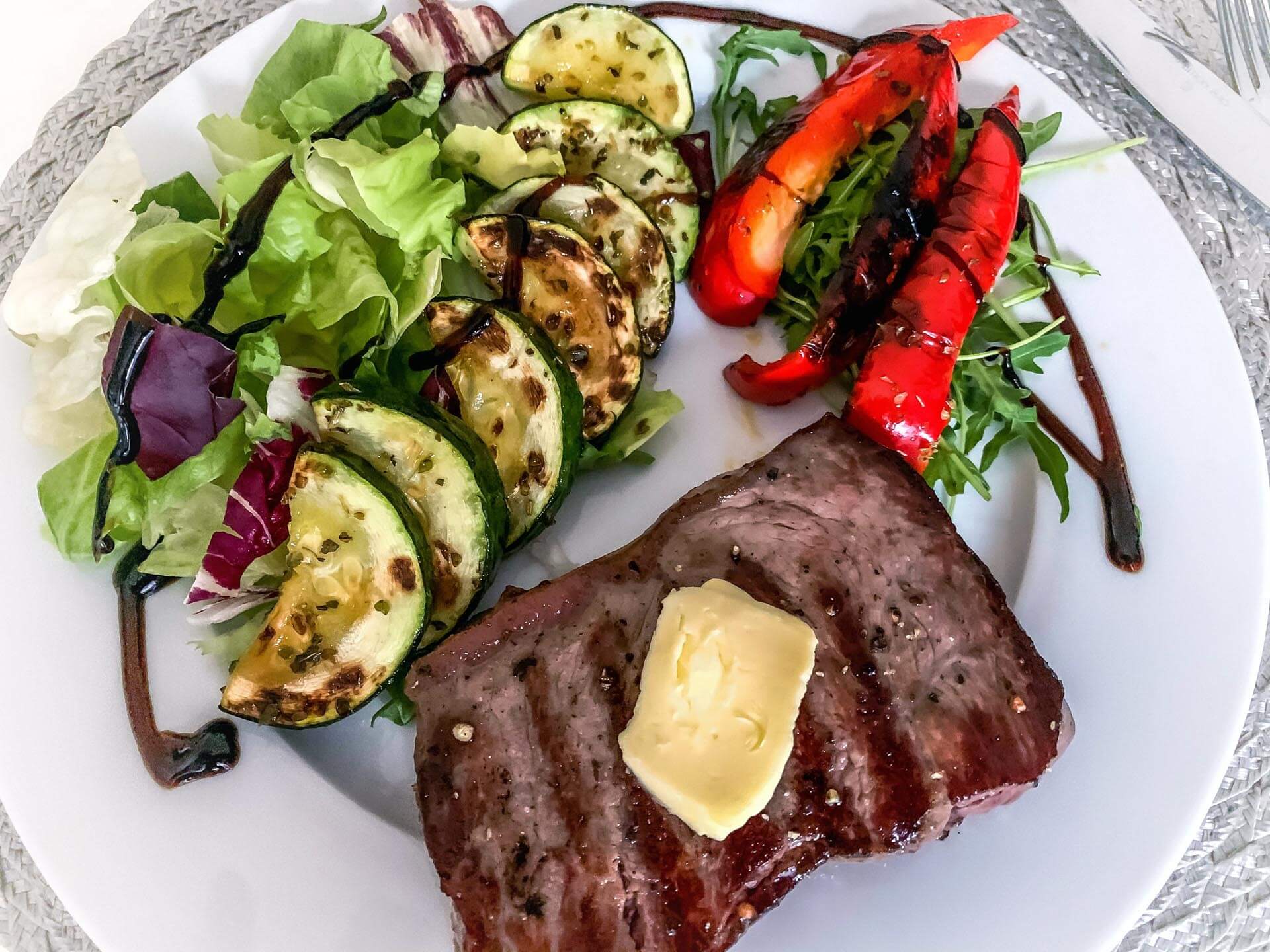 Grillowany rostbef z cukinią i sałatą