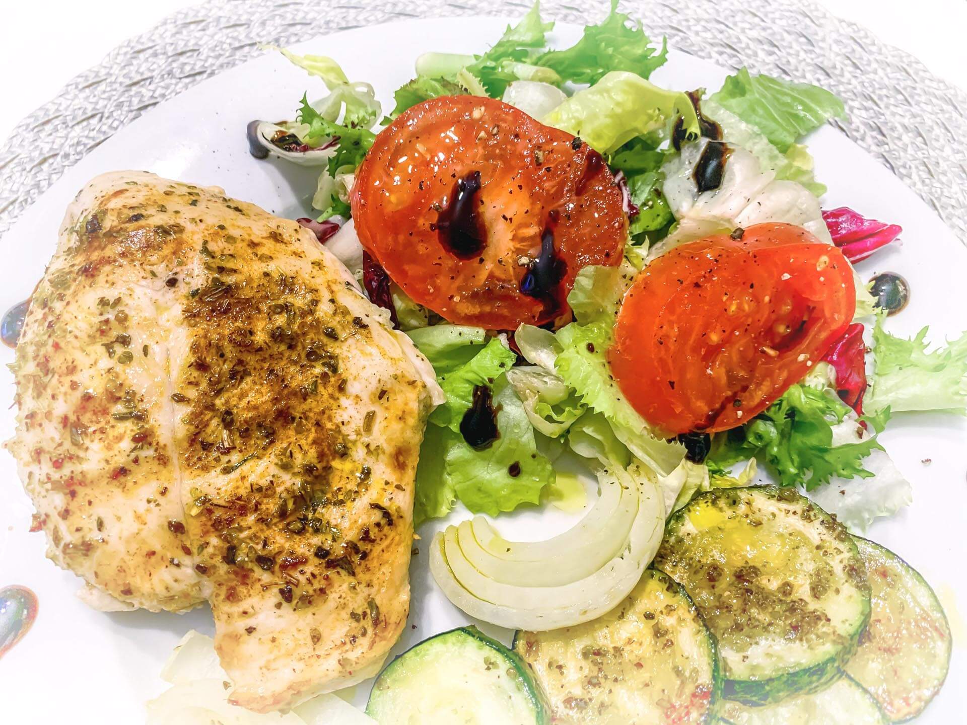 Grillowany filet z kurczaka z szybką sałatką 1 Grillowany filet z kurczaka z szybką sałatką