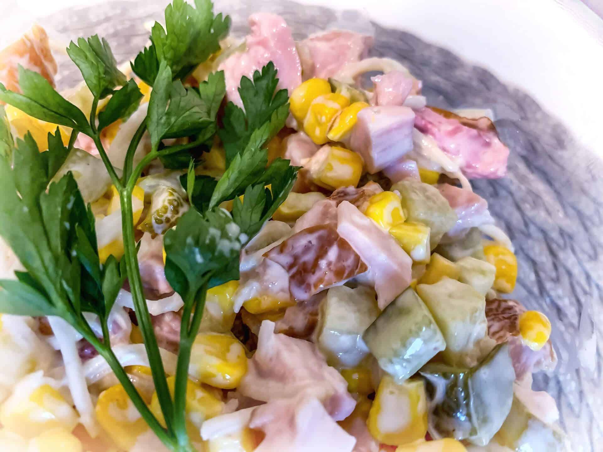 Sałatka z wędzonym kurczakiem i selerem