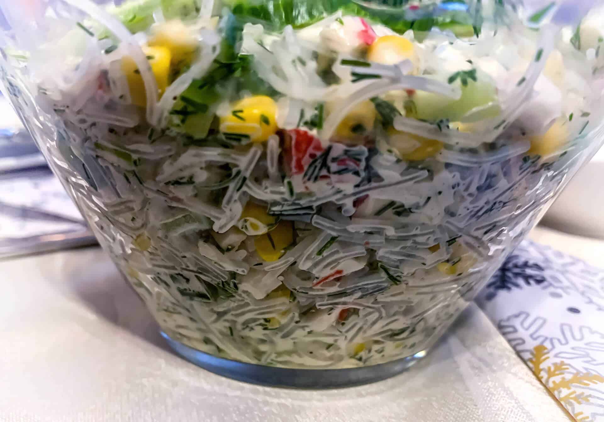 Przystawki na imprezę domową - 10 ciekawych pomysłów 9 Sałatka z paluszkami krabowymi i koperkiem