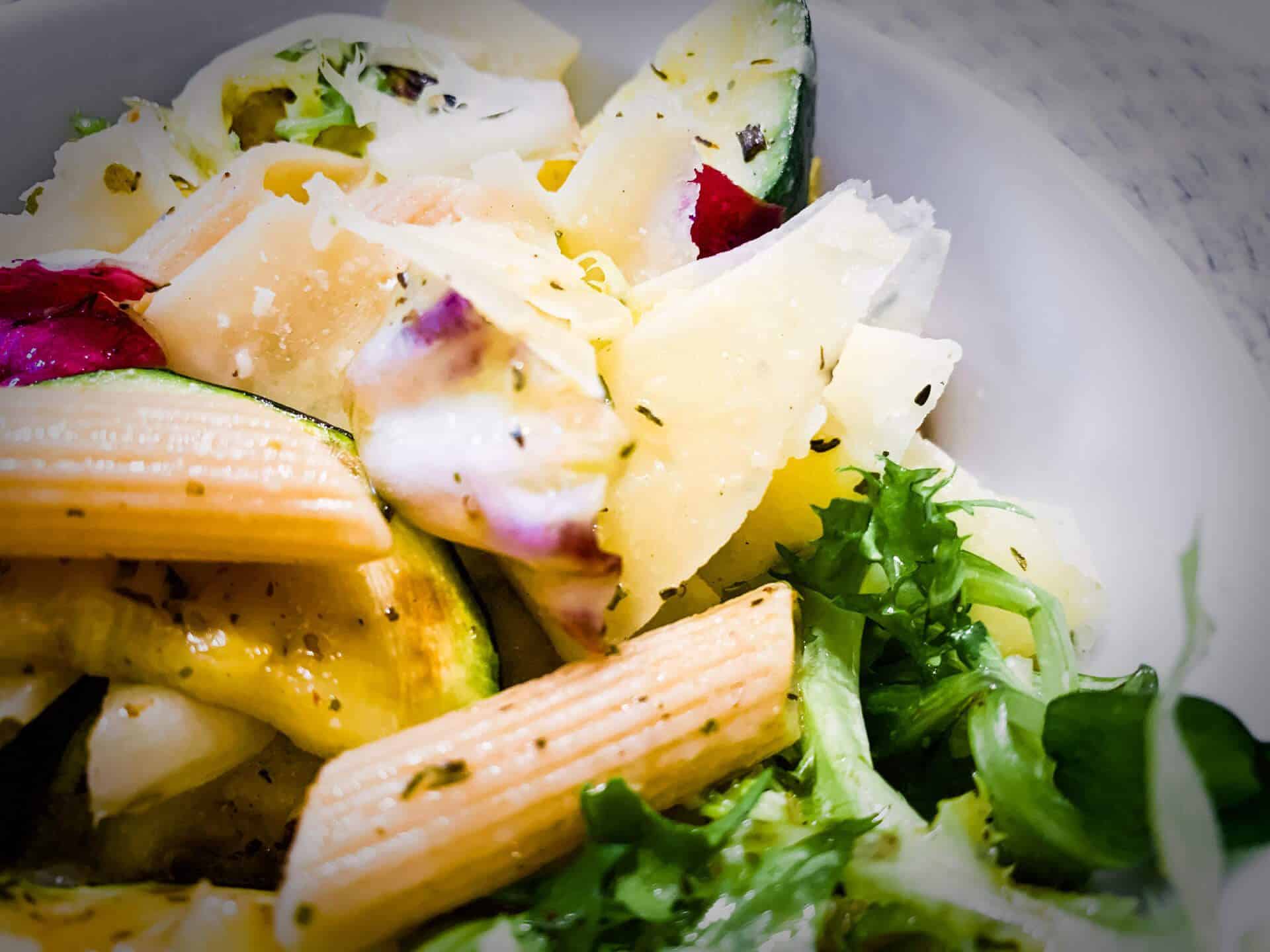 Sałatka z makaronem i parmezanem