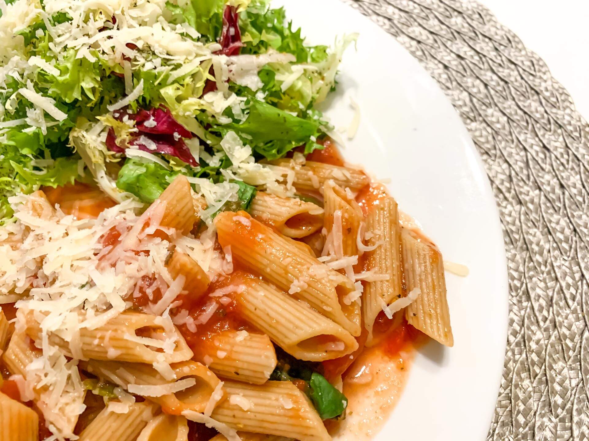 Makaron w pomidorach pelati i sałatką