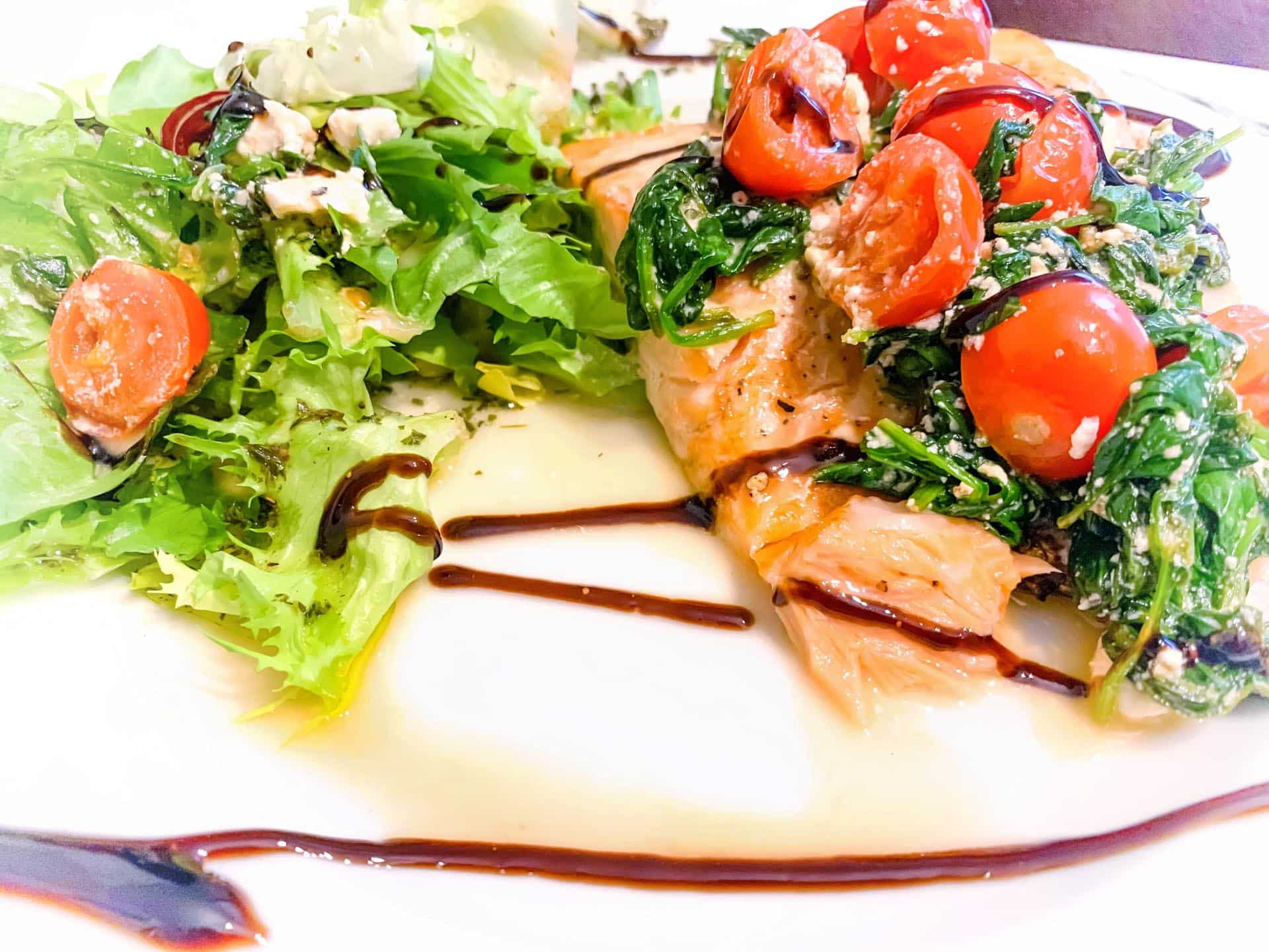 Łosoś pod szpinakową pierzynką