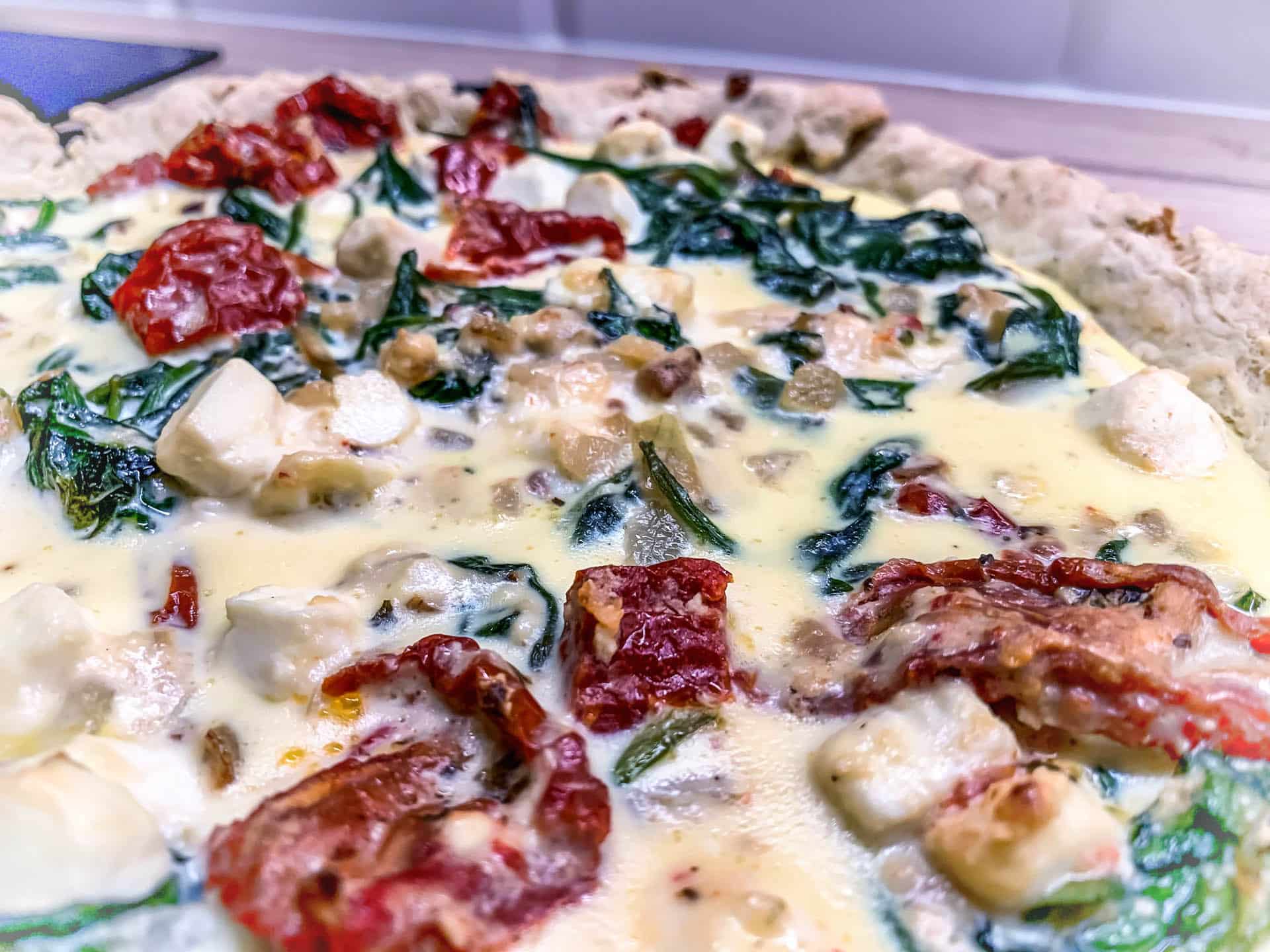 Tarta ze szpinakiem i suszonymi pomidorami