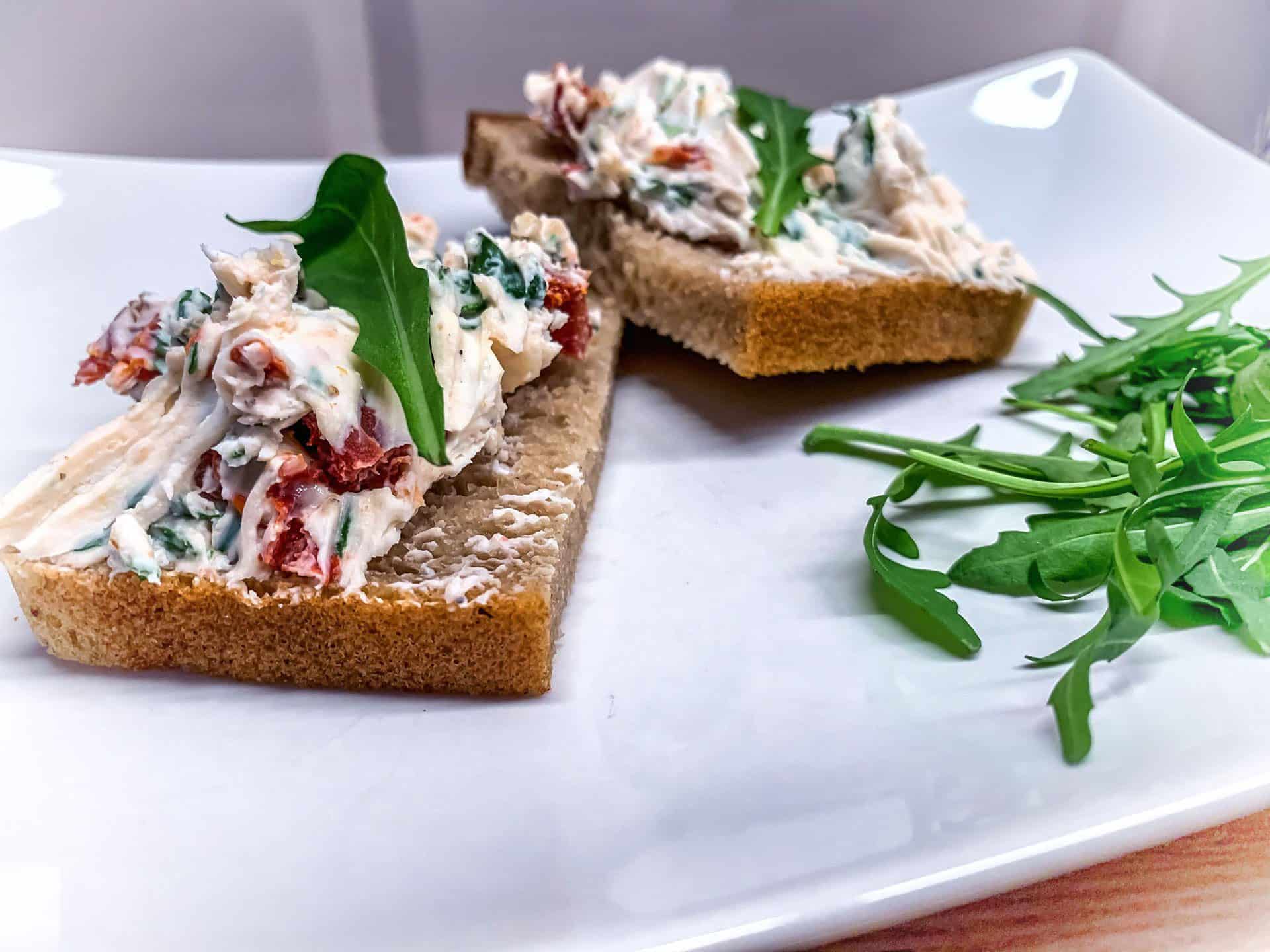 Pasta z koziego sera i suszonych pomidorów