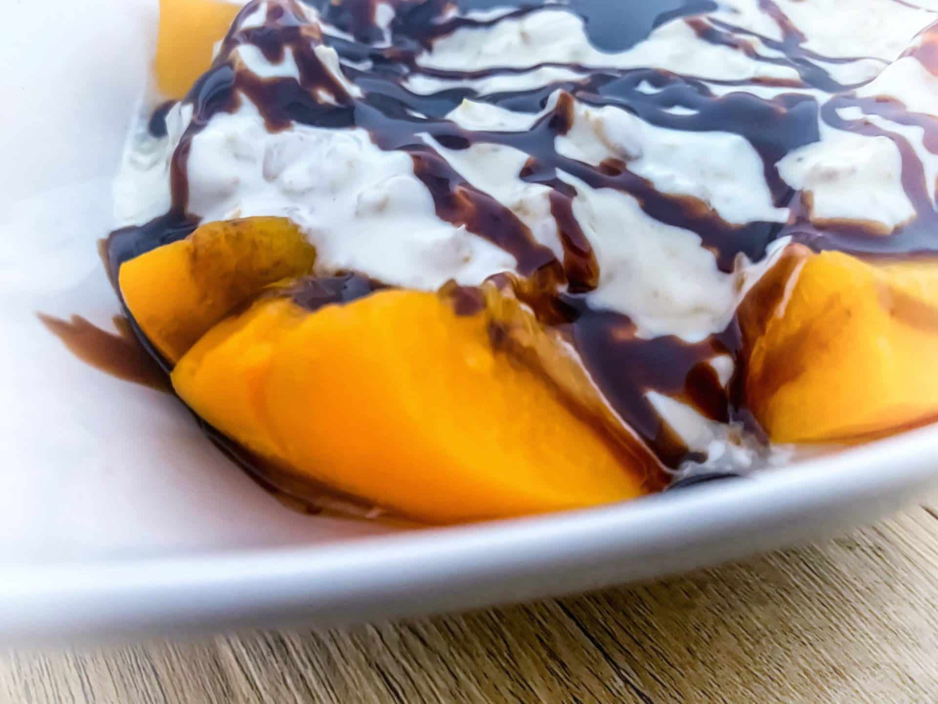 Płatki orkiszowe z serkiem i brzoskwinią