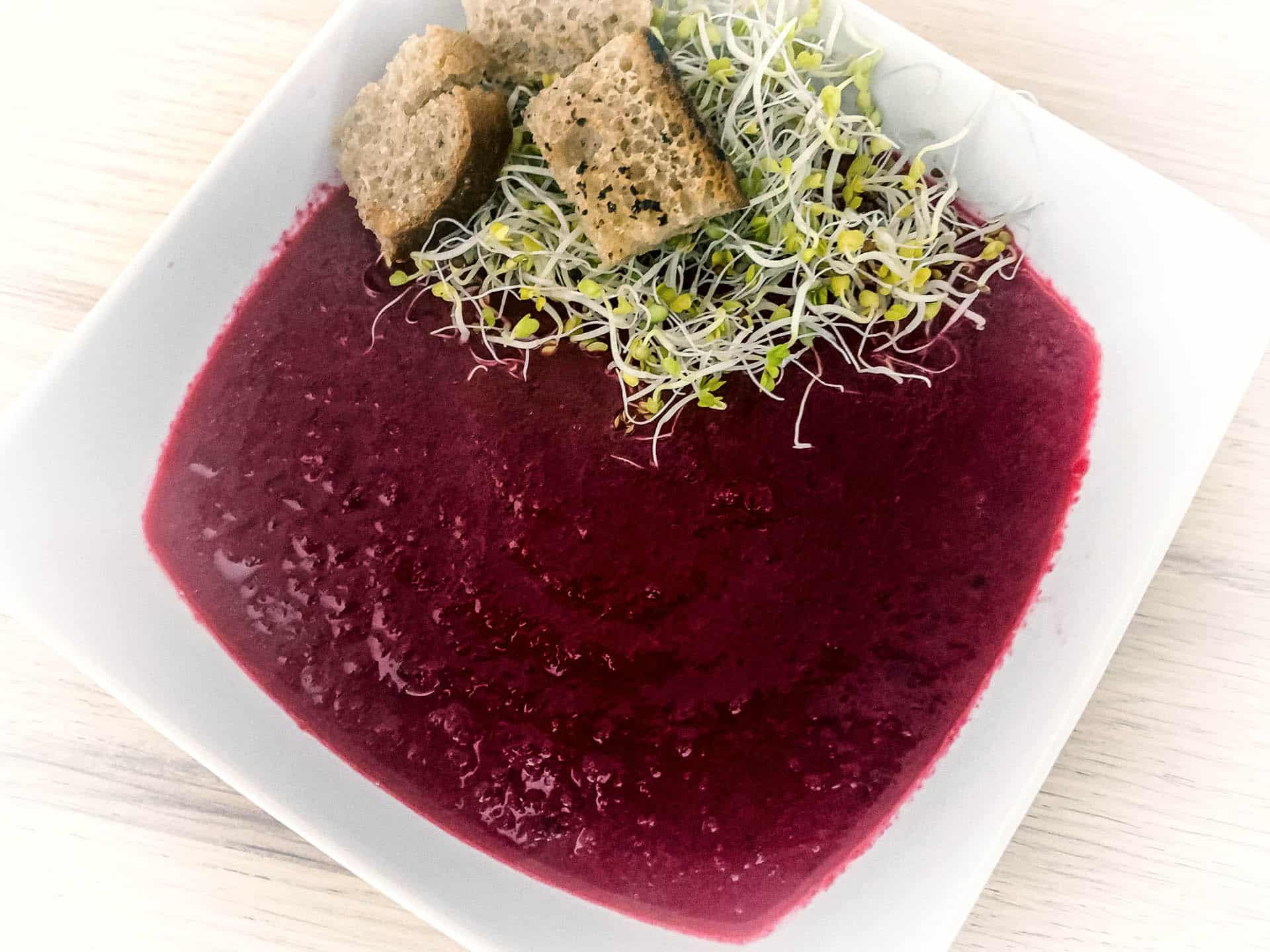 Krem z buraków z grzankami