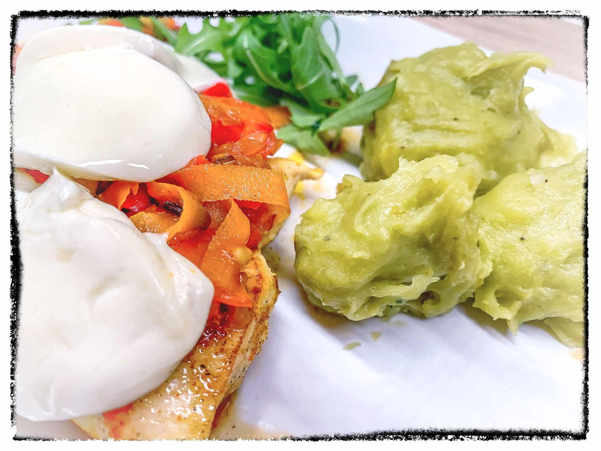 Filet z kurczaka z mozzarellą i puree z groszku