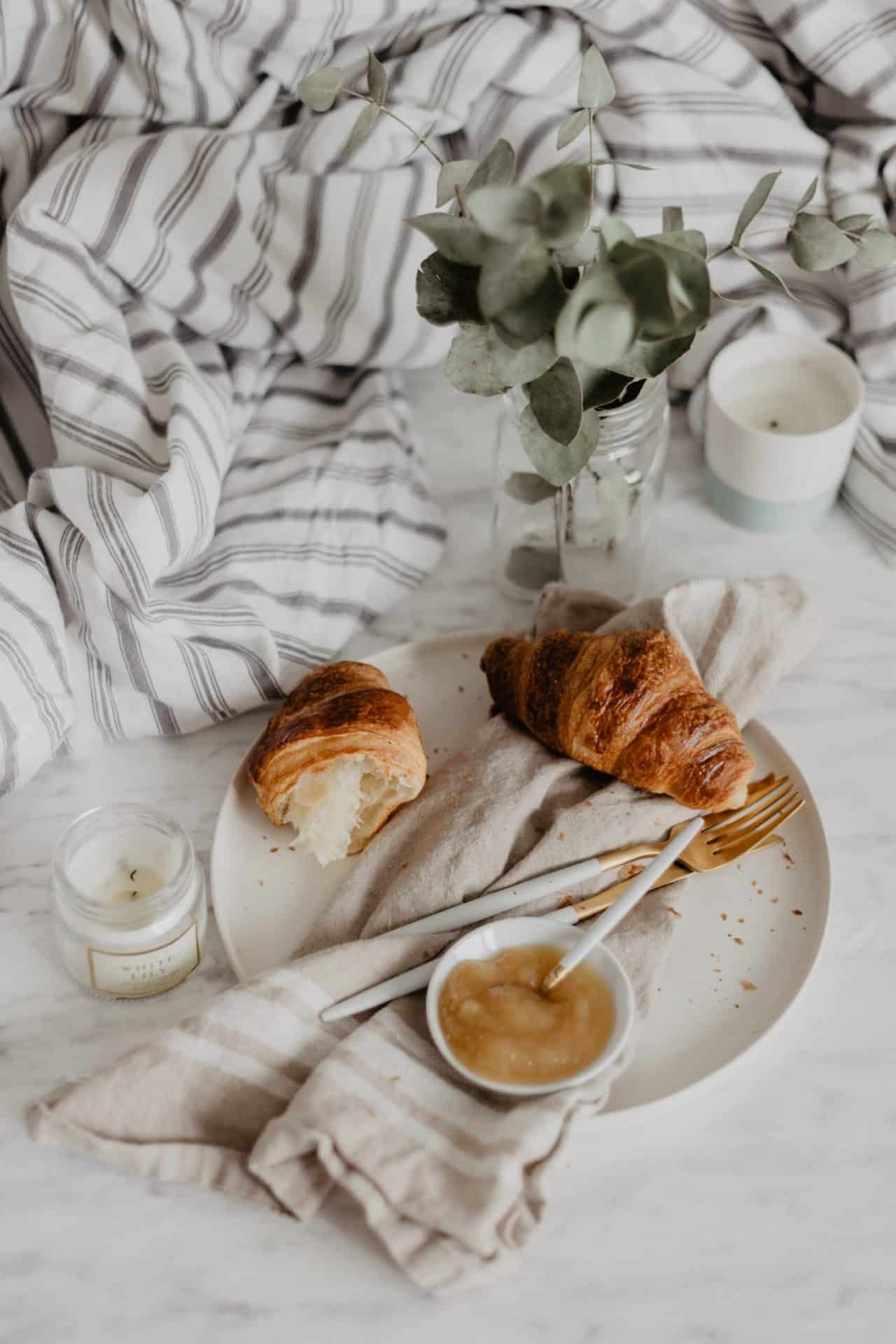 Francuskie maślane croissanty na śniadanie 1 ellieelien buV8 DyhyMs unsplash 1 scaled