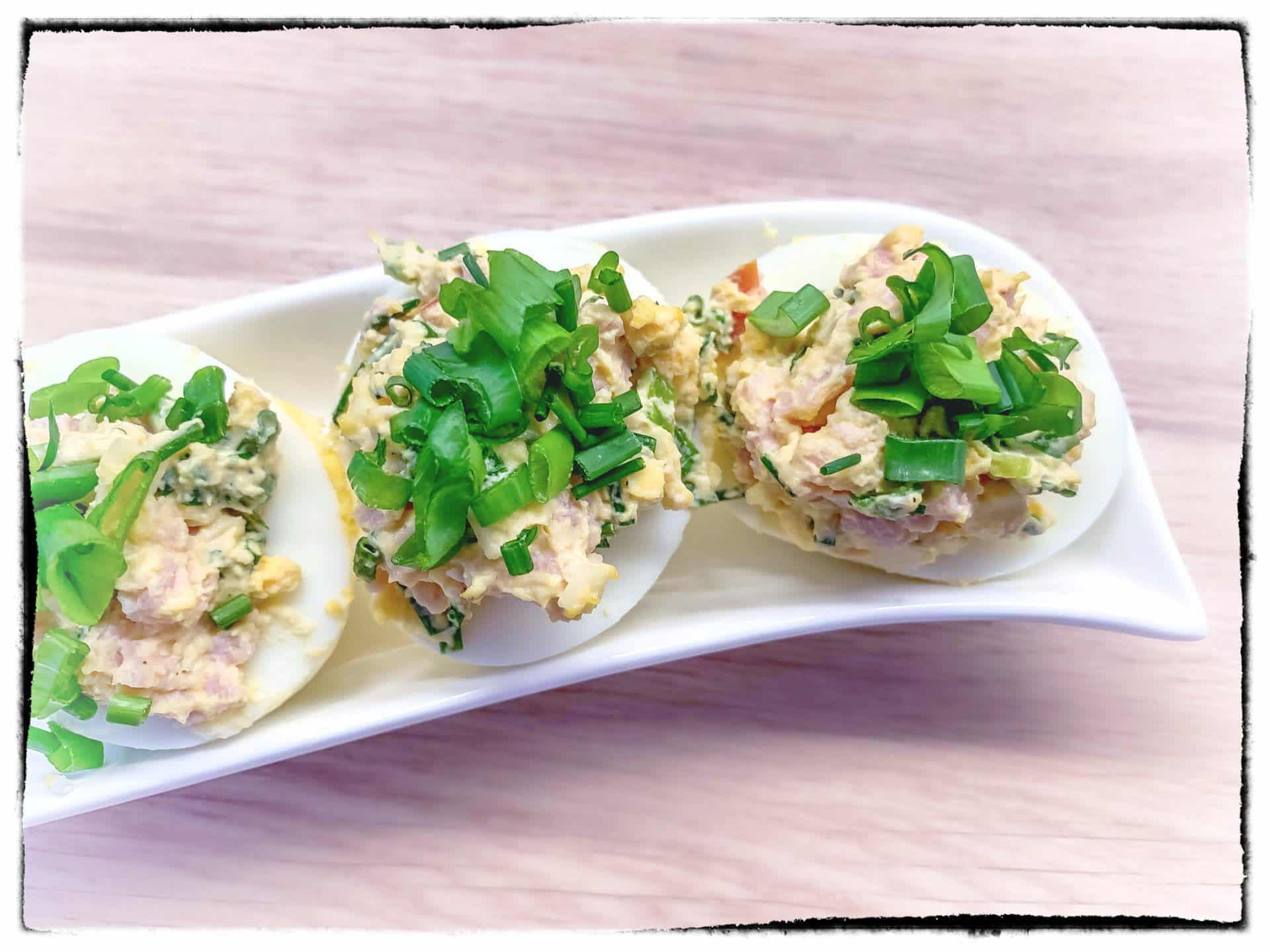 Faszerowane jajka z szynką