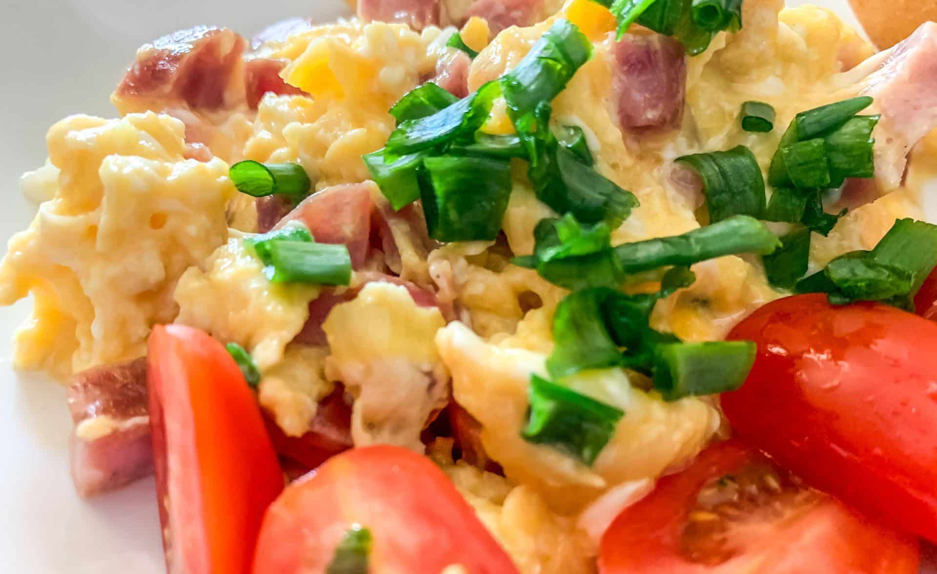 Jajecznica z kiełbasą i dymką