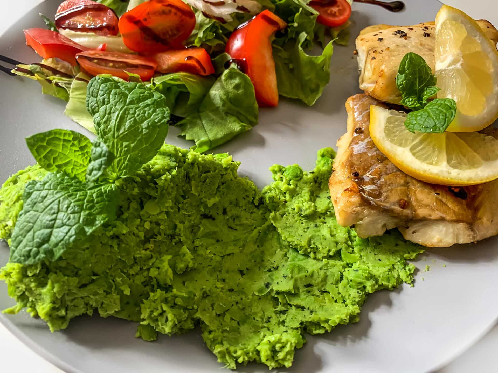 Dorsz z puree z groszku i mięty, sałatką z pomidorkami