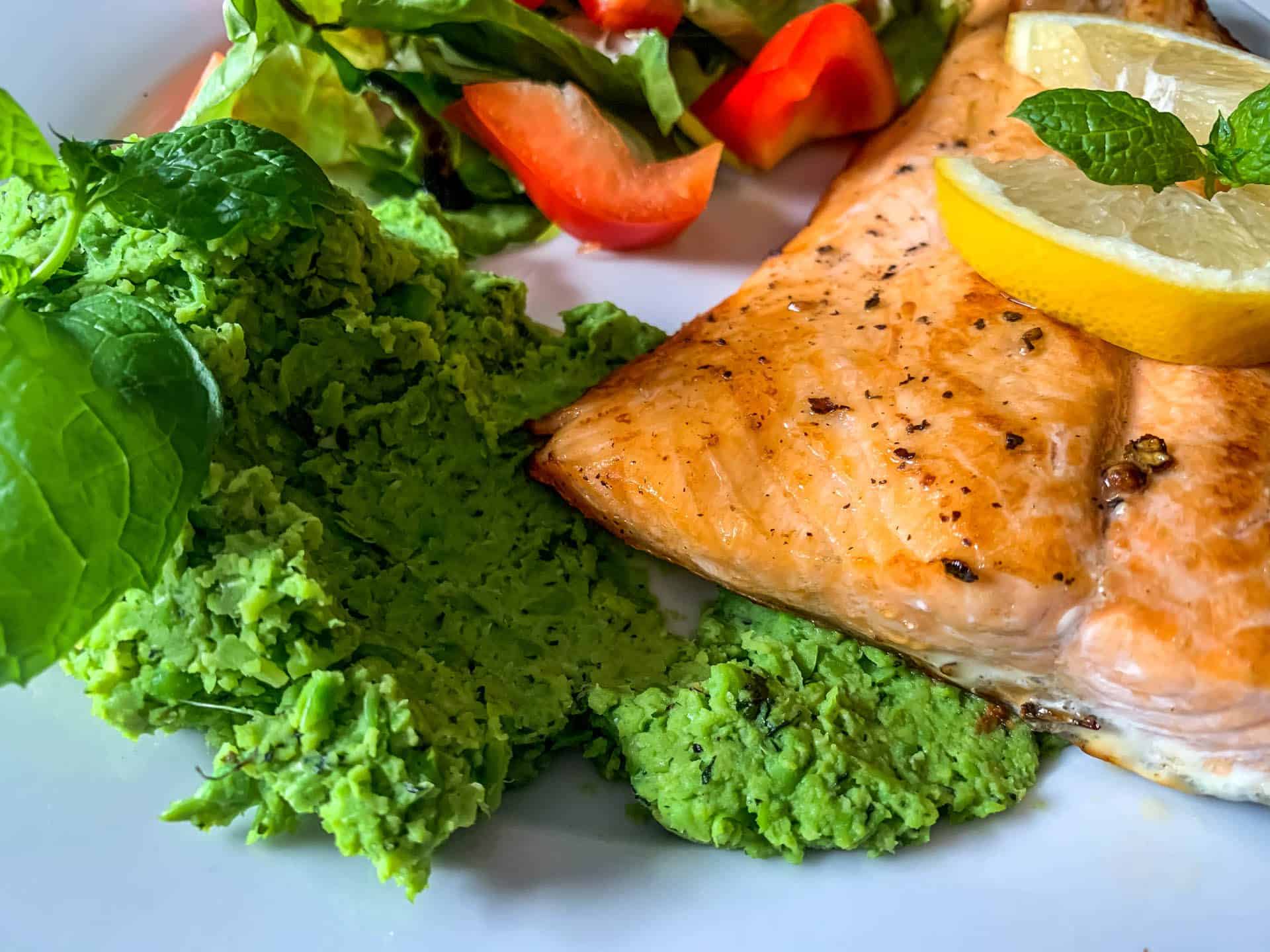 Łosoś z miętowo-groszkowym puree 1 Łosoś z miętowo-groszkowym puree