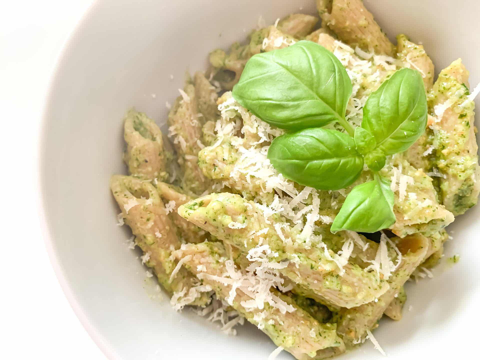 Makaron razowy z szybkim pesto bazyliowym