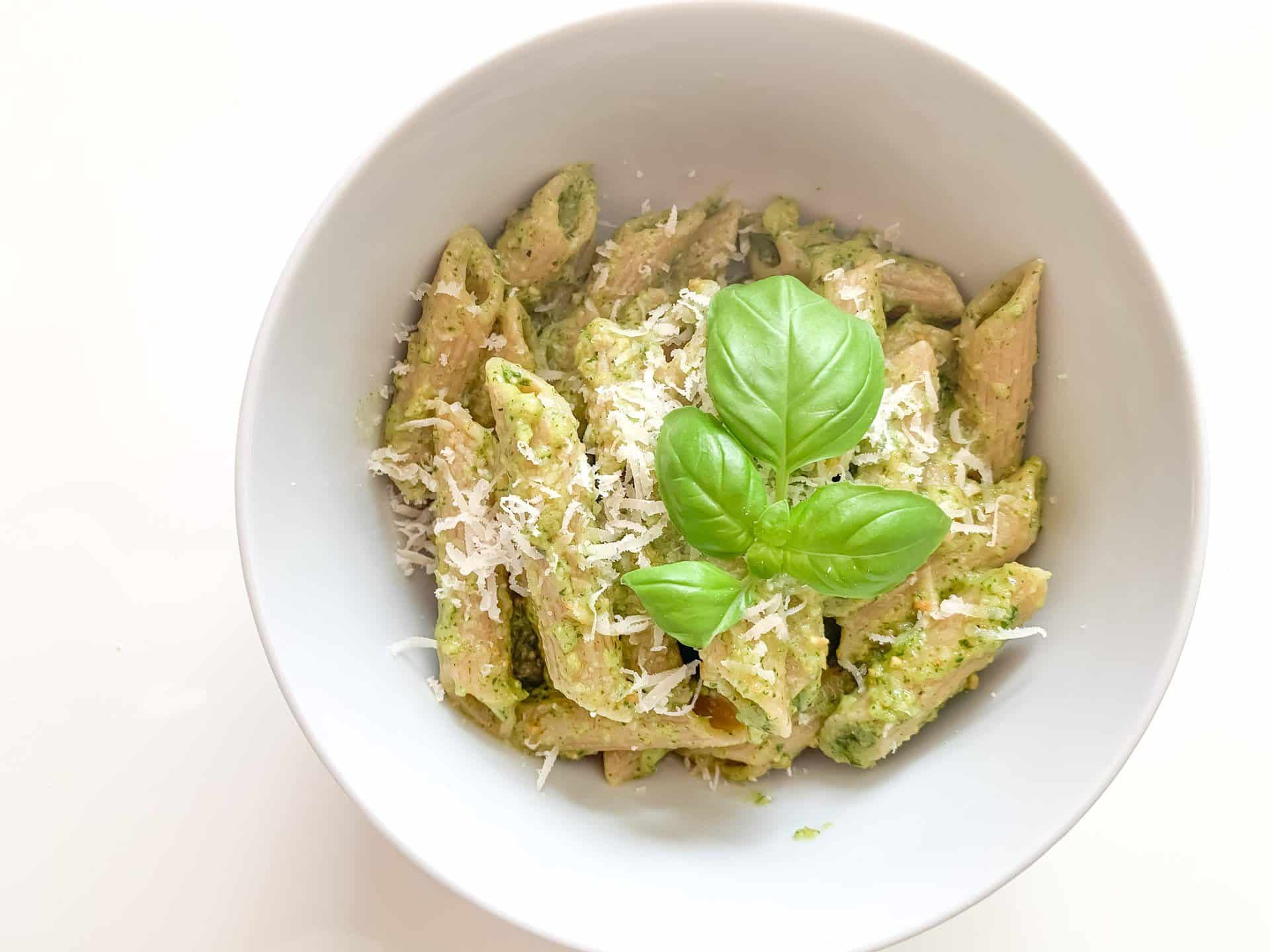 Makaron razowy z szybkim pesto bazyliowym