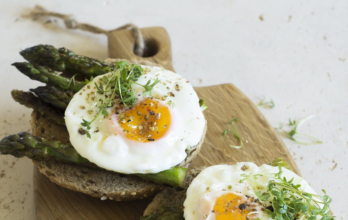 Kanapka ze szparagami i jajkiem sadzonym