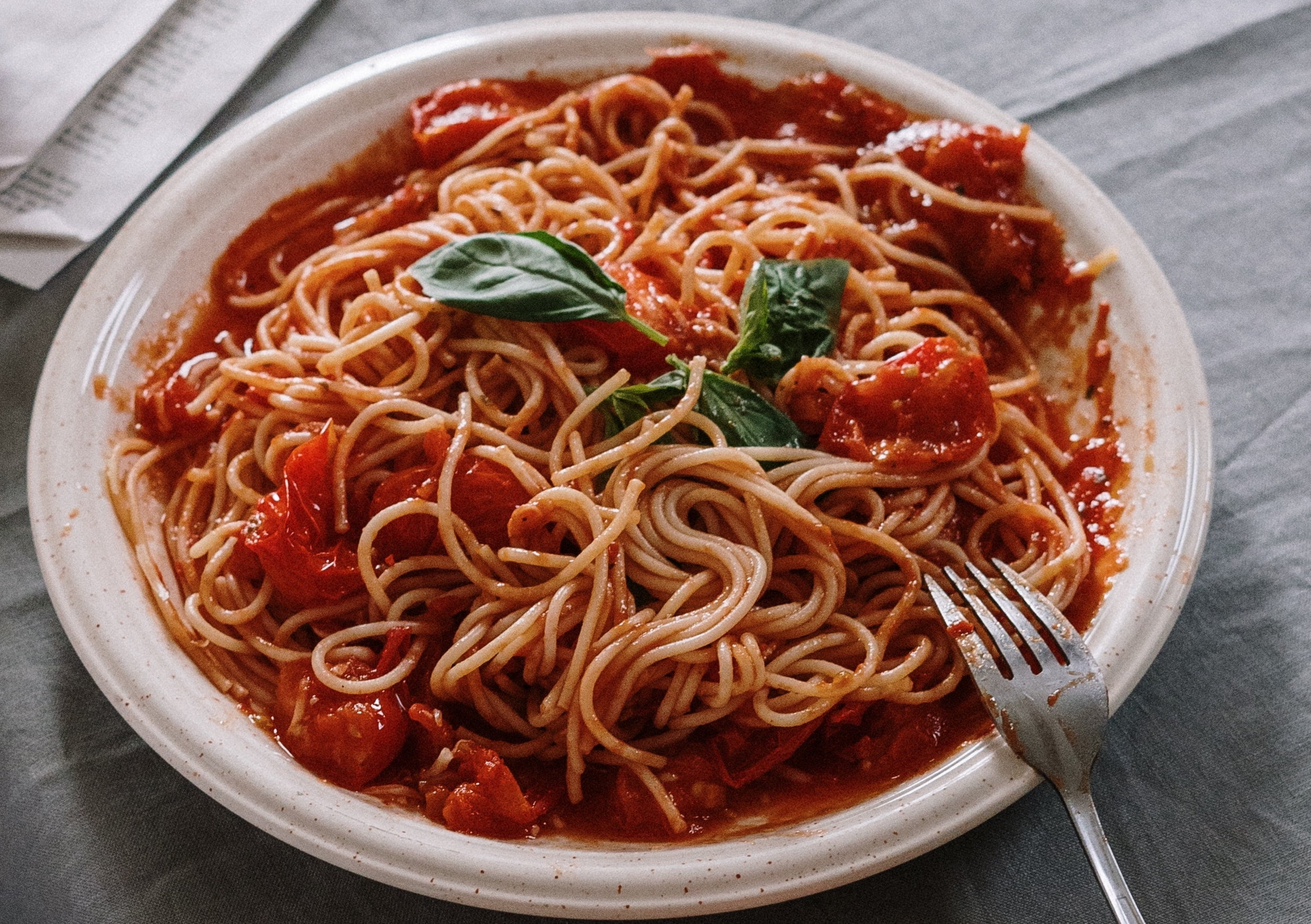 Szybki makaron w sosie pomidorowym