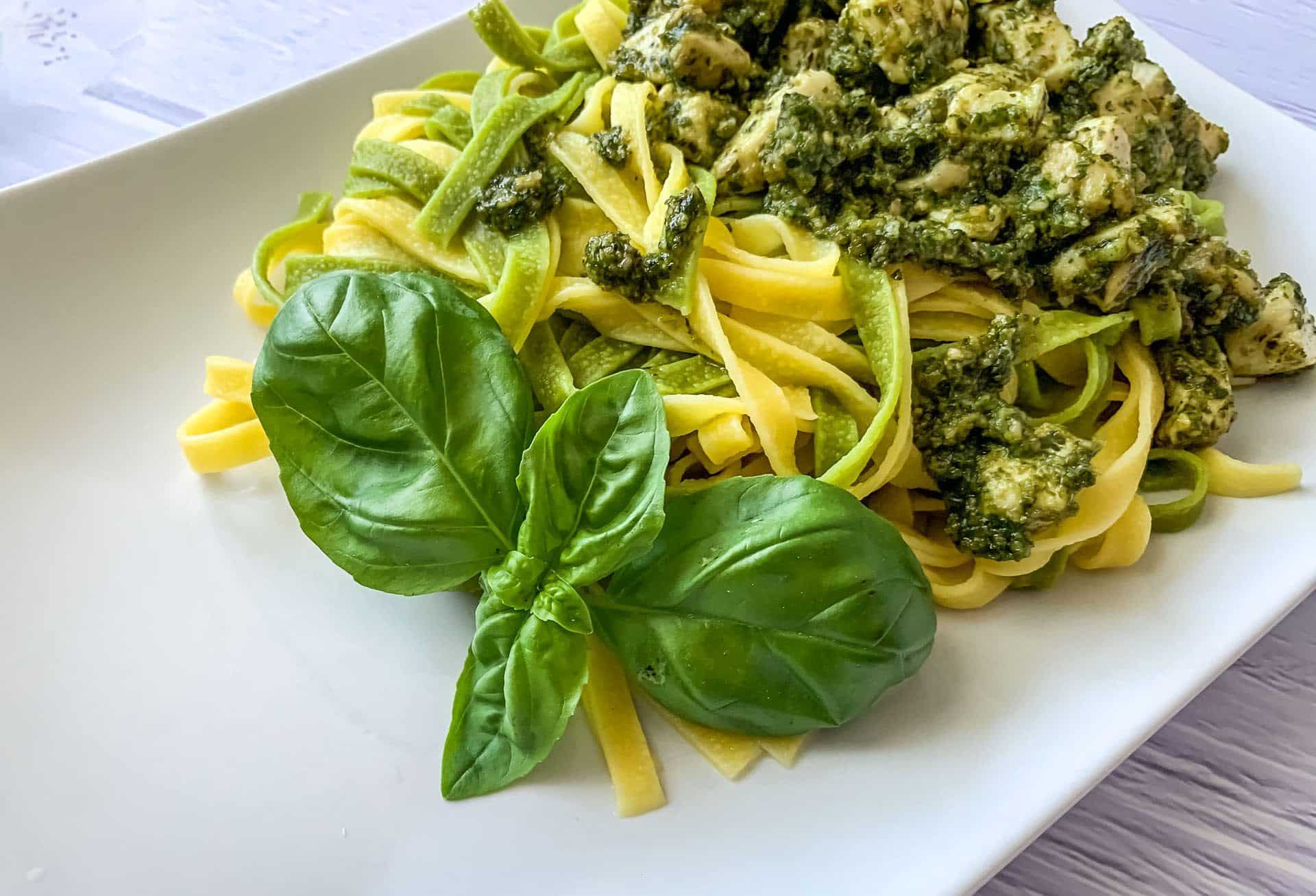 Tagliatelle z pesto bazyliowym i kurczakiem