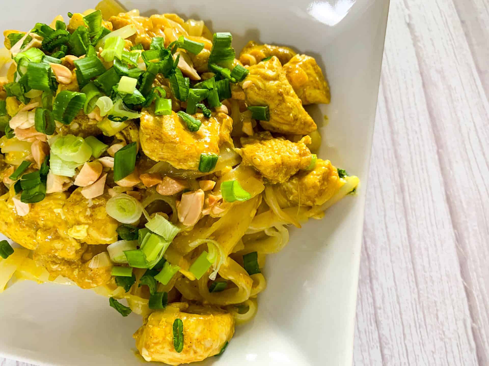 Pad thai z kurczakiem w curry