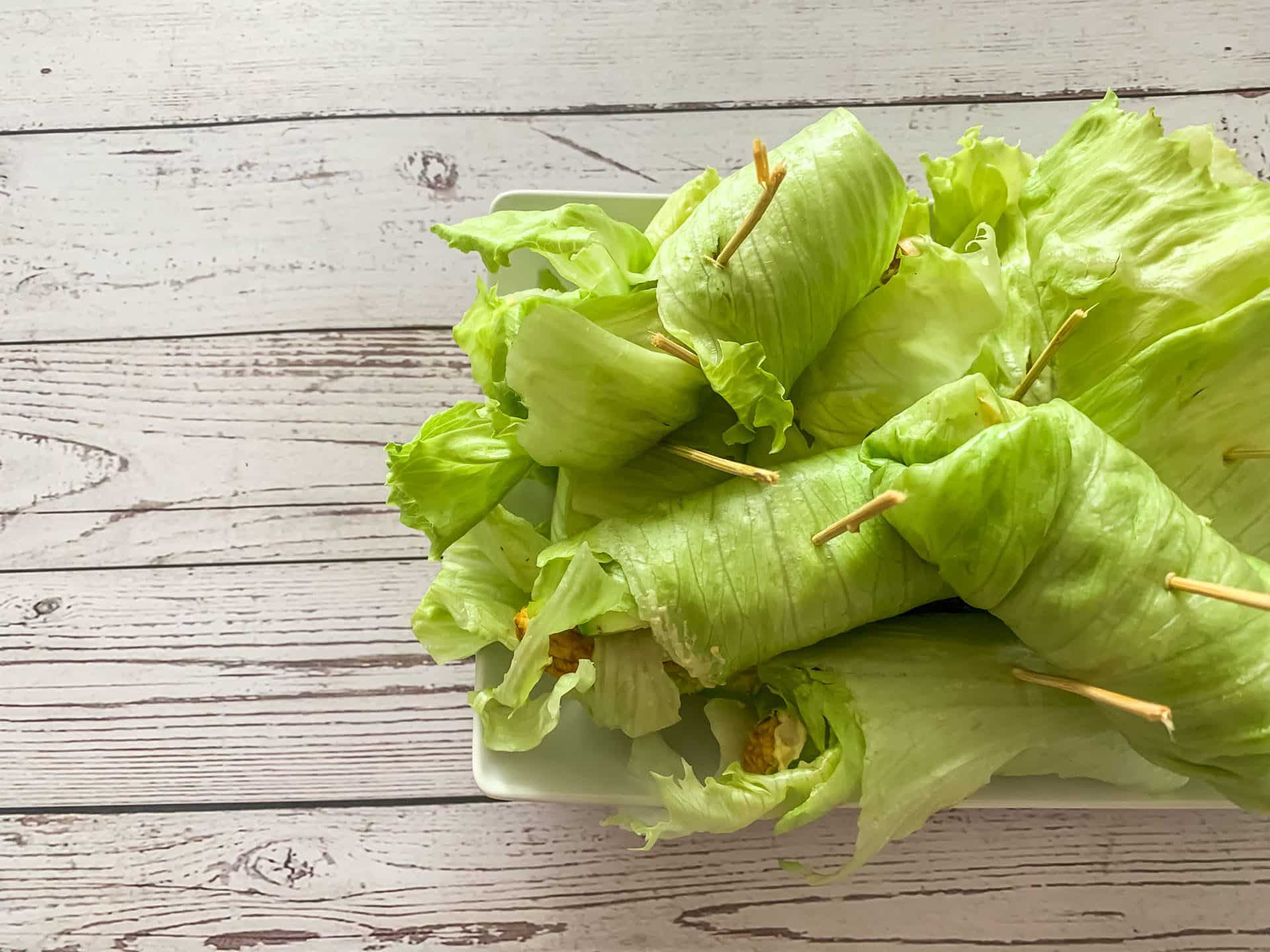 Błyskawiczne rollsy z sałaty i indyka w curry