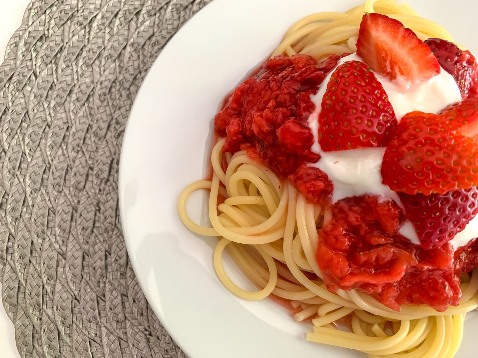 Makaron z truskawkami