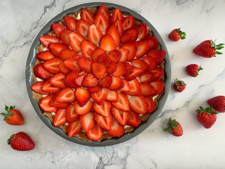 Tarta z budyniem i truskawkami