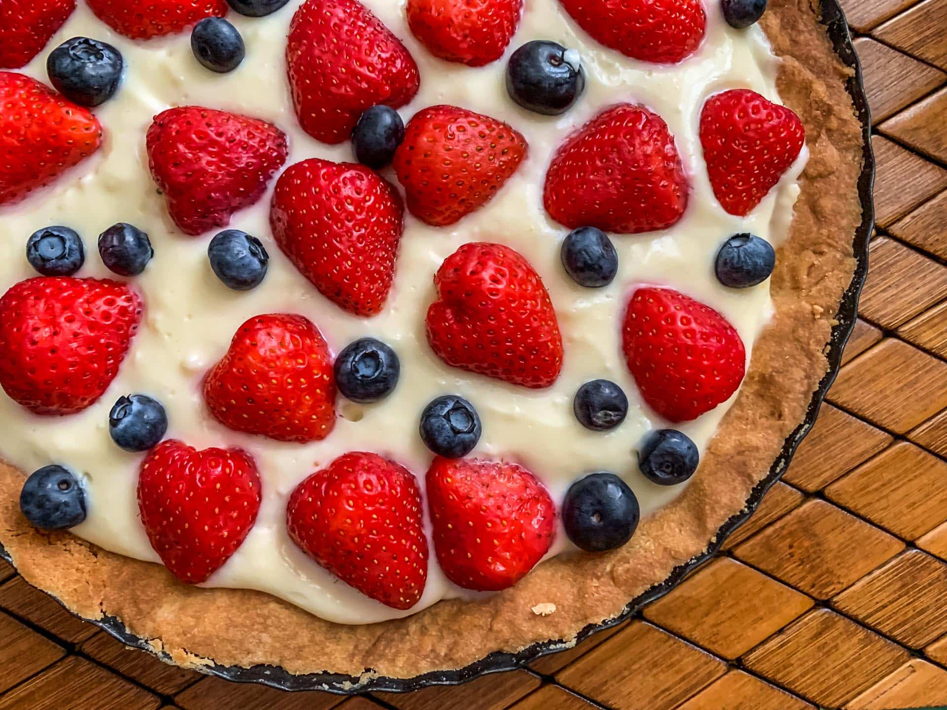 Tarta z truskawkami i borówkami