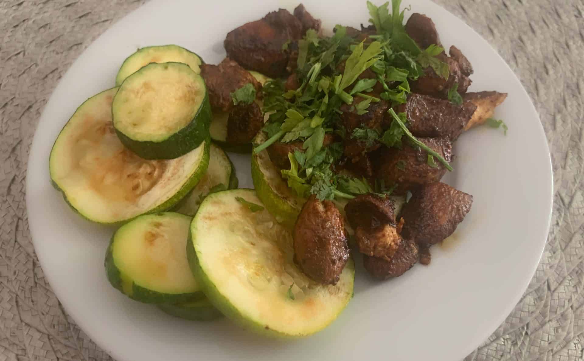 Marynowany kurczak z grillowaną cukinią