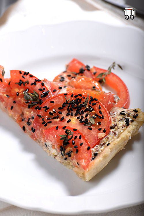 Tarta z pomidorami, świeżym tymiankiem i czarnuszką