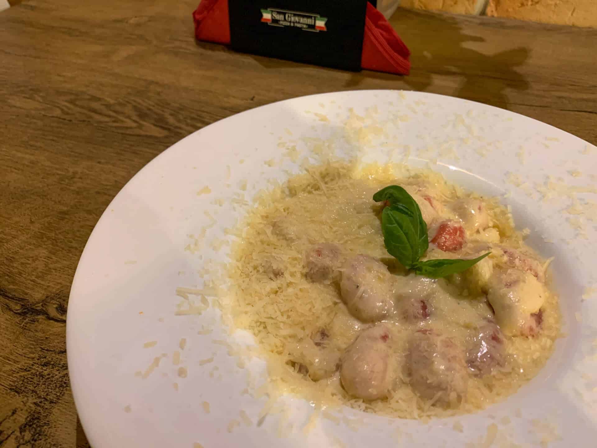 Gnocchi buraczane w sosie serowym