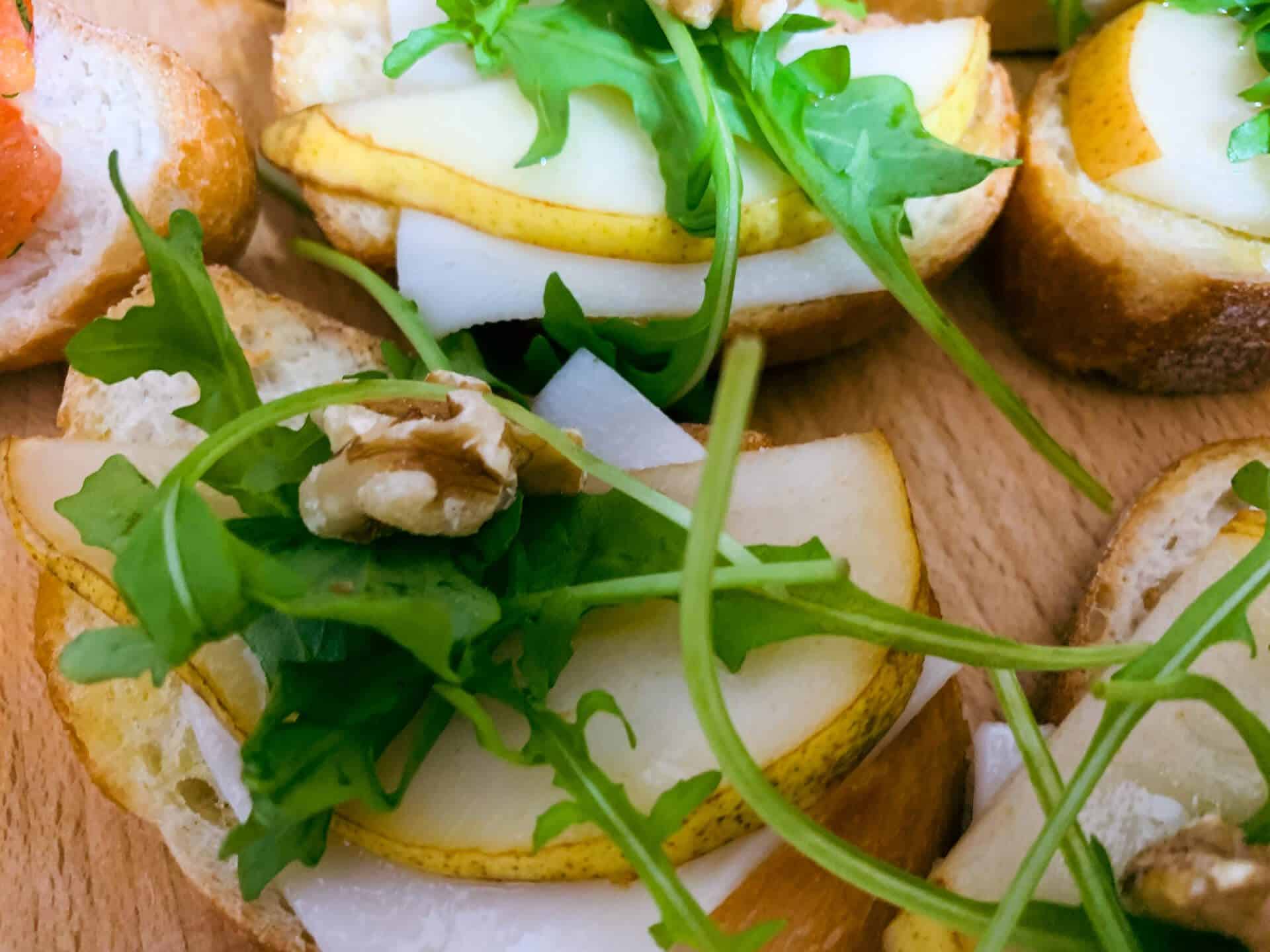 Przystawki na imprezę domową - 10 ciekawych pomysłów 7 Bruschetta z gruszką i kozim serem