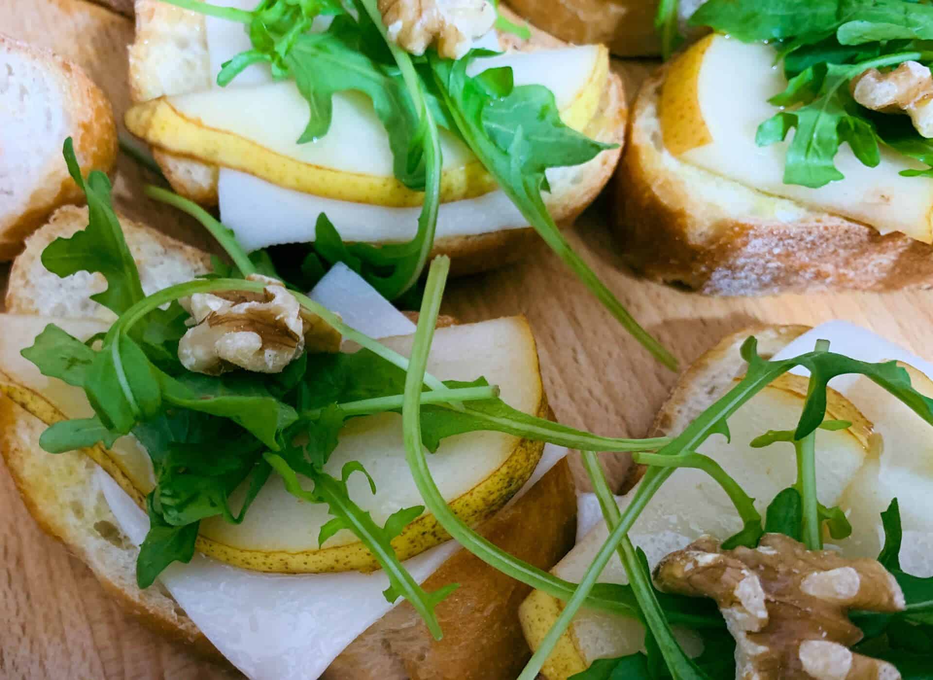 Bruschetta z gruszką i kozim serem