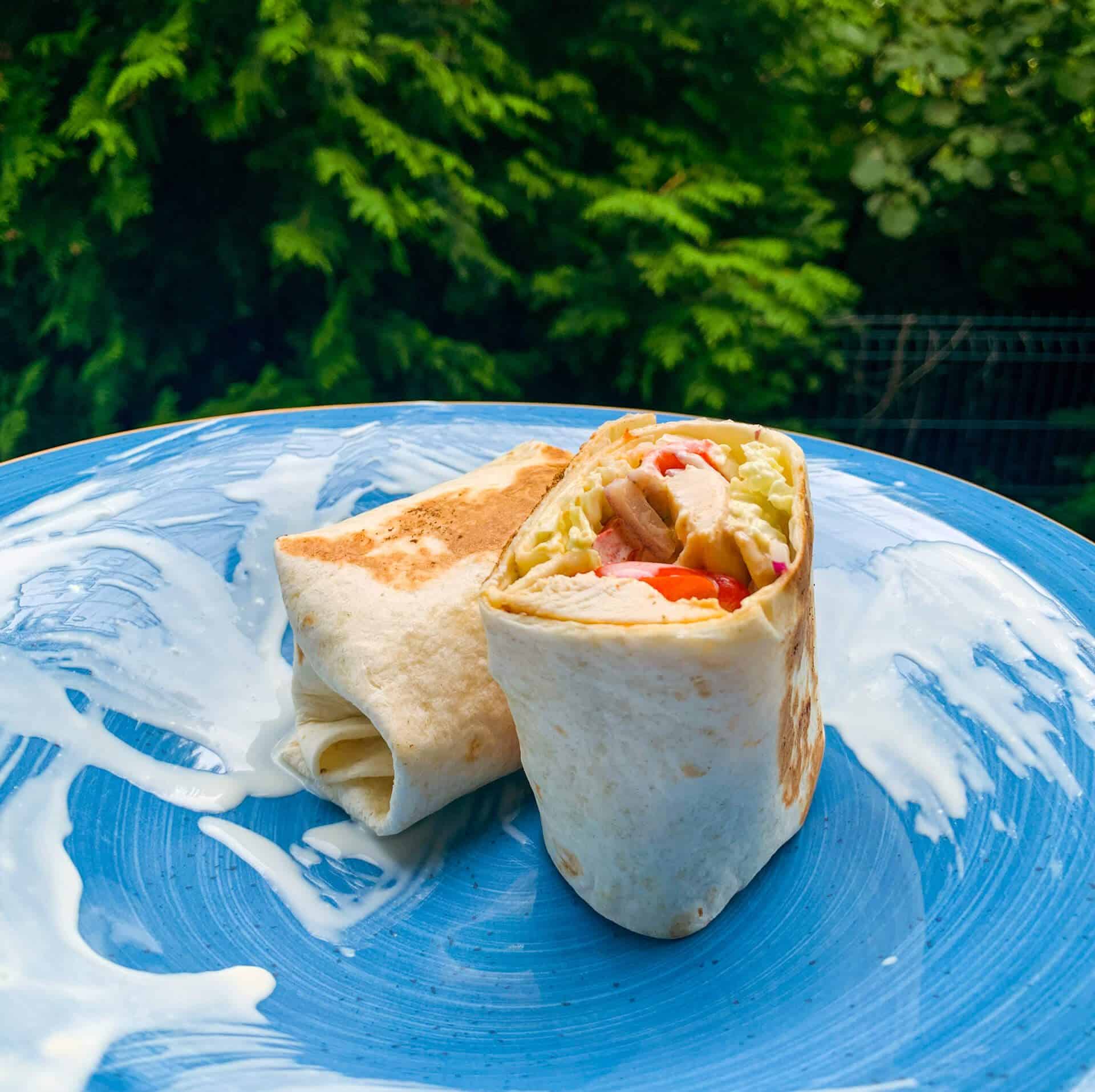 Domowa tortilla z sosem czosnkowym