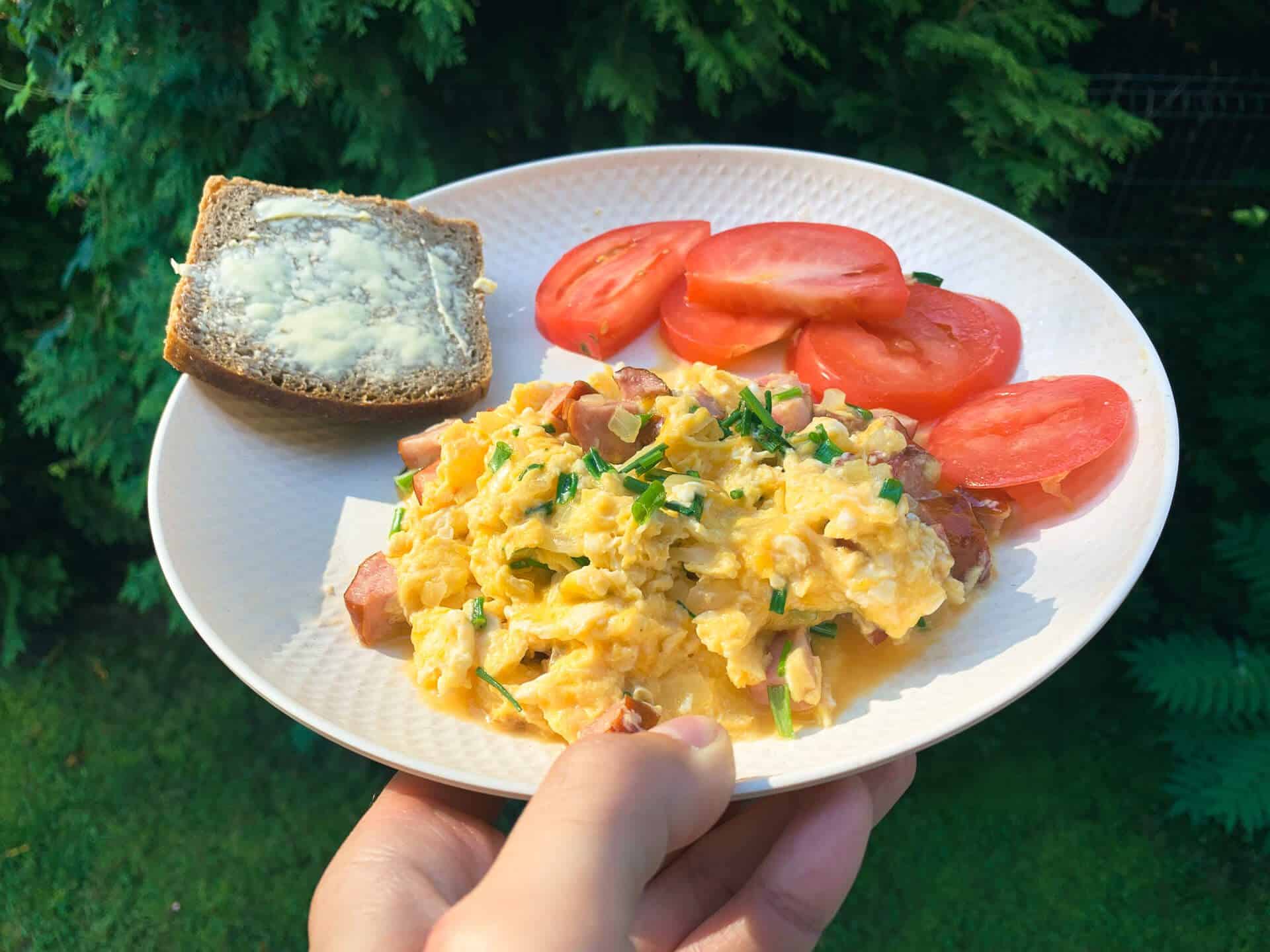 Domowa jajecznica z kiełbasą i cebulką