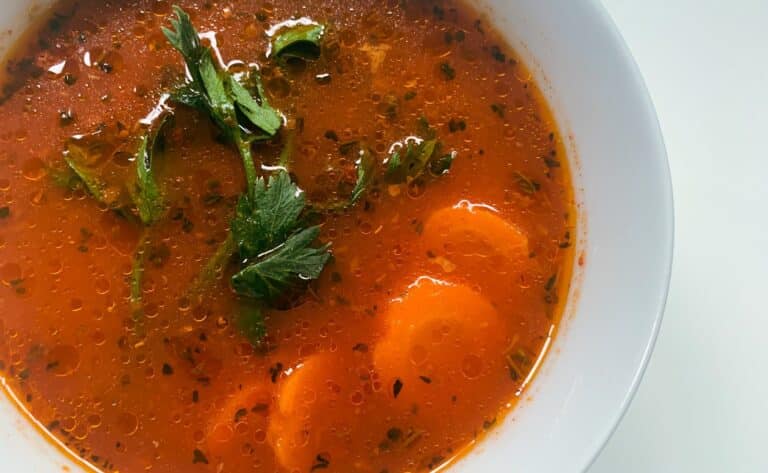 Aromatyczna zupa pomidorowa