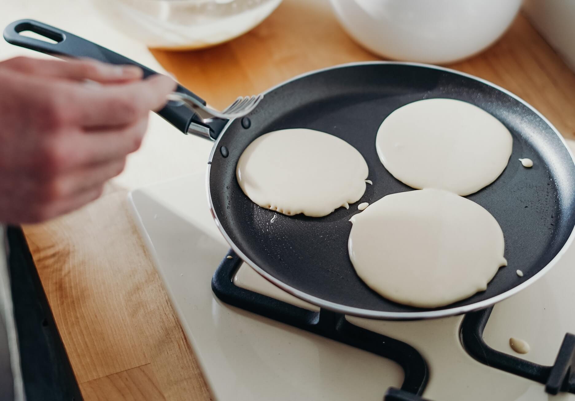 Klasyczne pancakes z syropem klonowym
