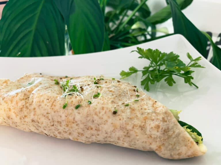 Wrap z warzywami i jajkiem sadzonym