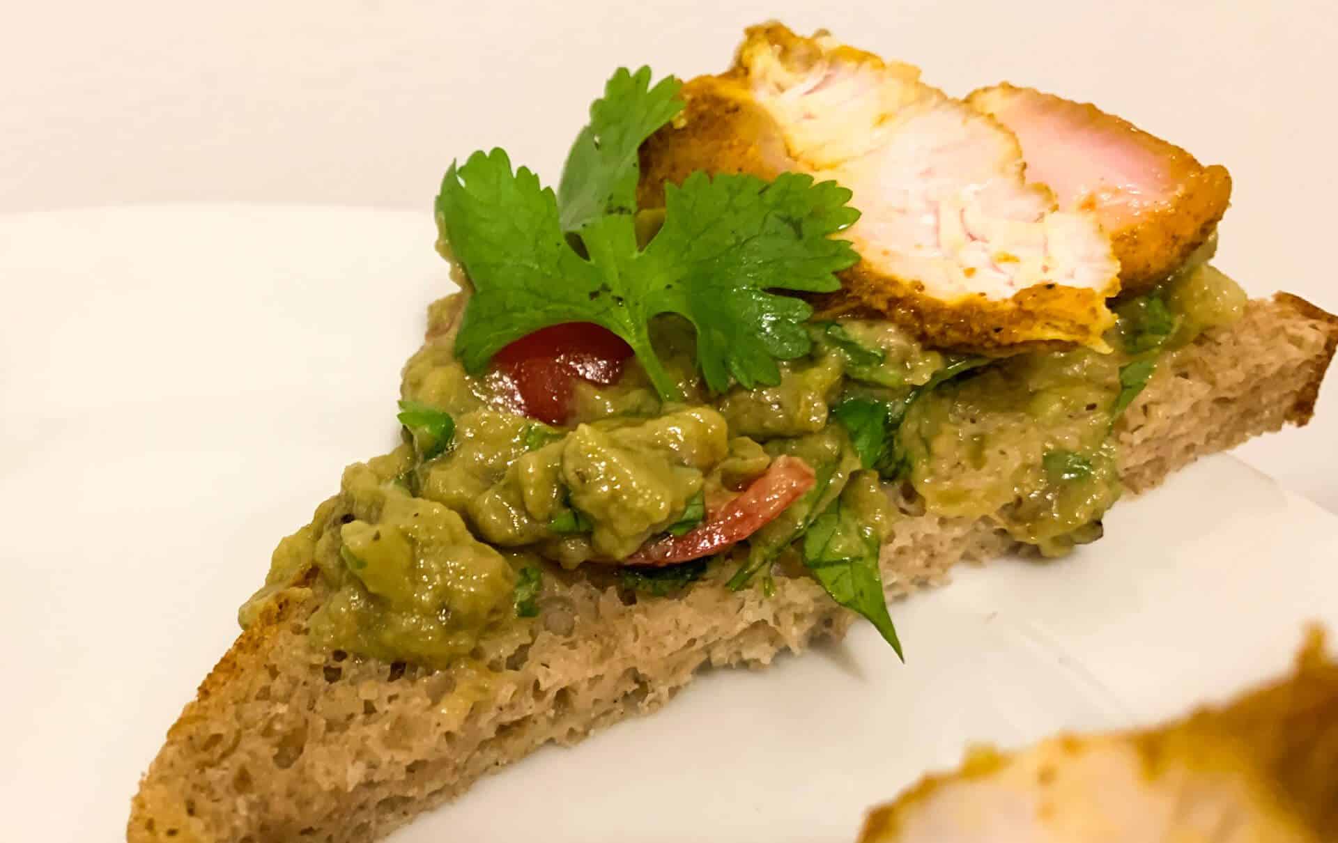 Kanapki z indykiem w curry i guacamole