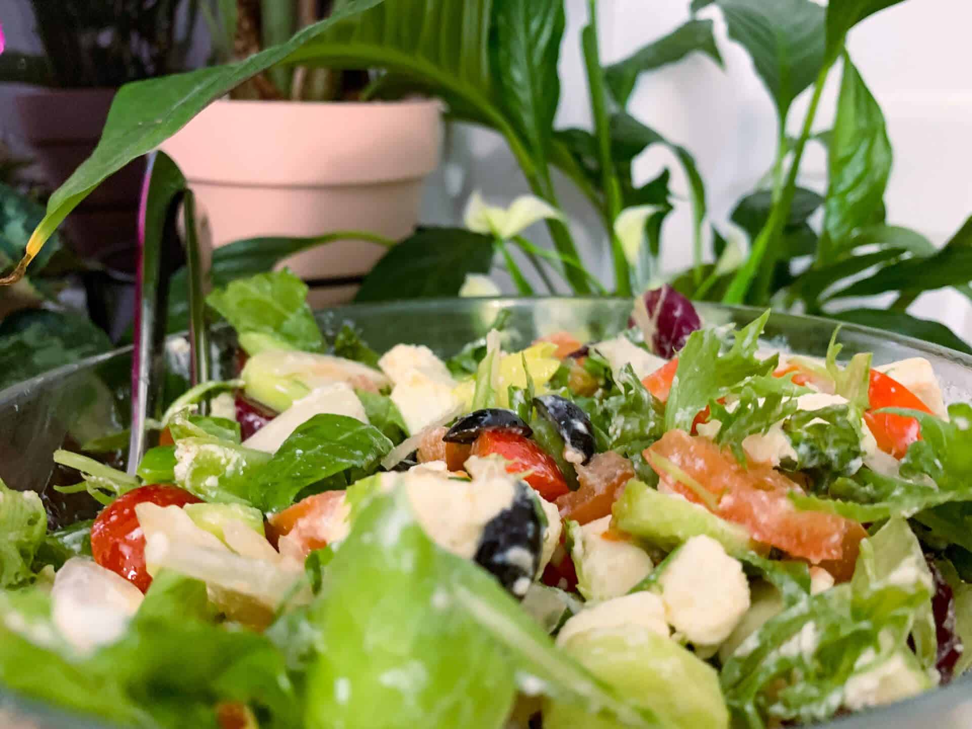 Grecka sałatka z fetą i oliwkami to moja błyskawiczna propozycja na szybką przystawkę, kiedy spodziewacie się gości. Tą sałatkę z fetą, oliwkami, papryką i pomidorami przygotujecie w kilka chwil.