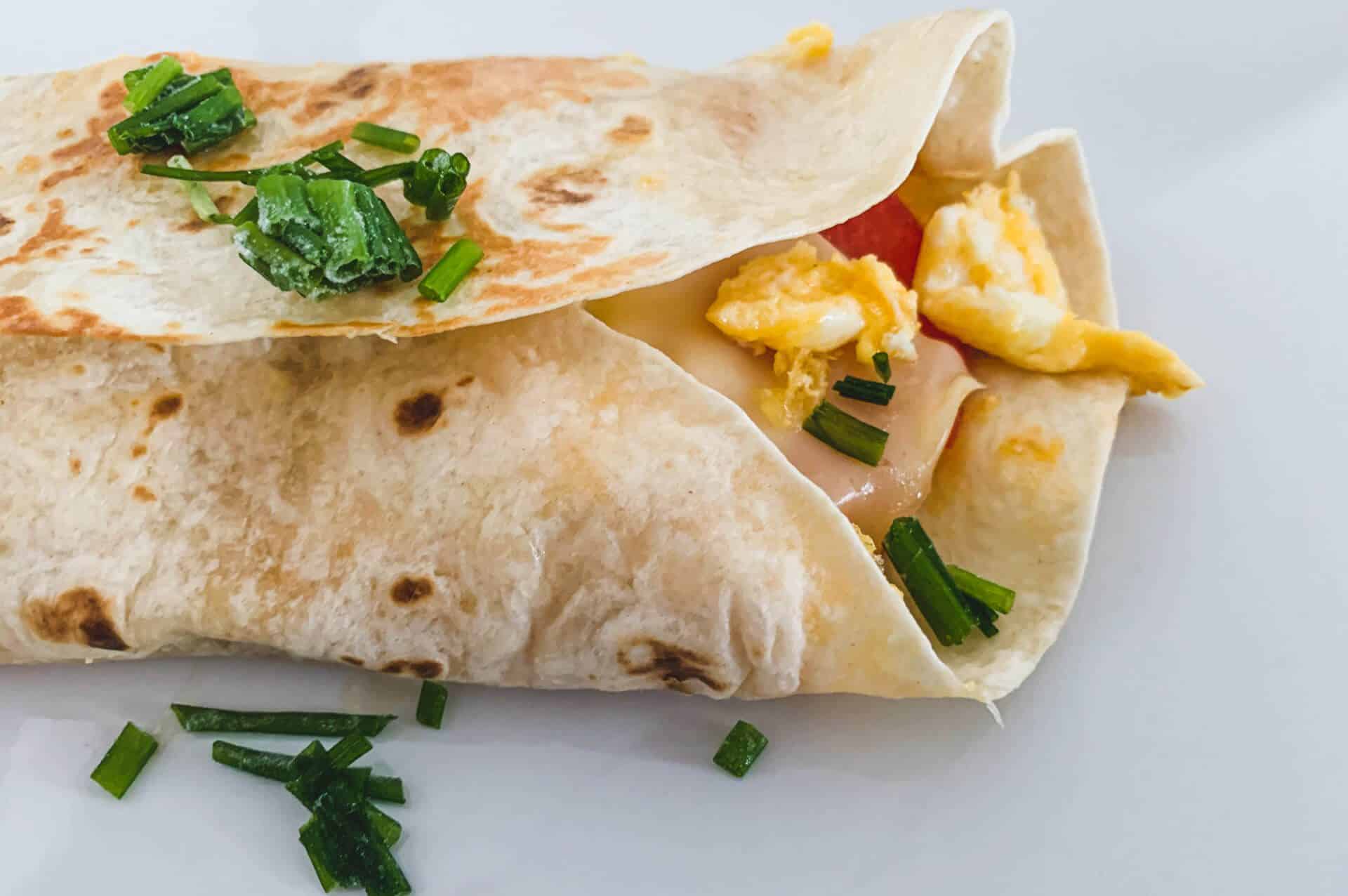 Tortilla z jajecznicą i szynką 1 Tortilla z jajecznicą i szynką